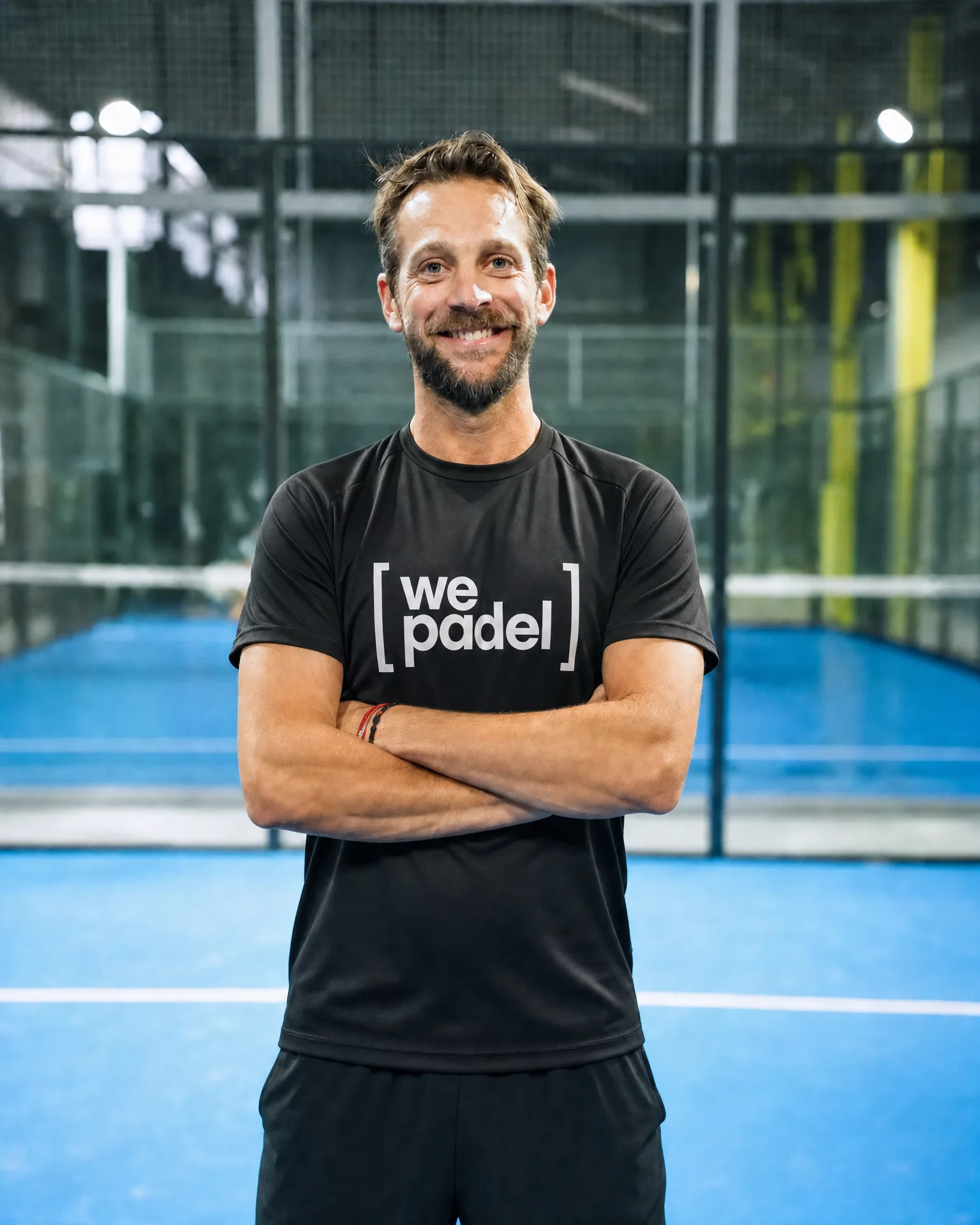 Jérôme Inzerillo, fondateur de WePadel, sur un court de padel indoor