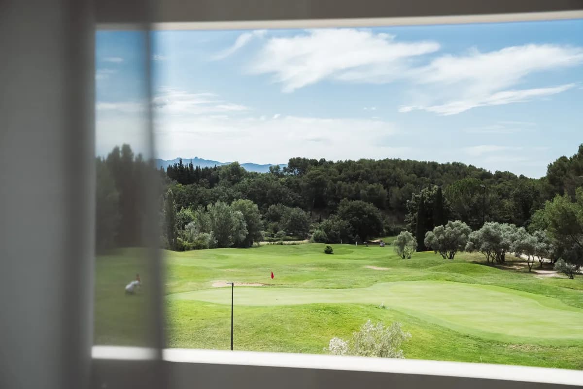 Vue sur le golf 18 trous depuis une chambre
