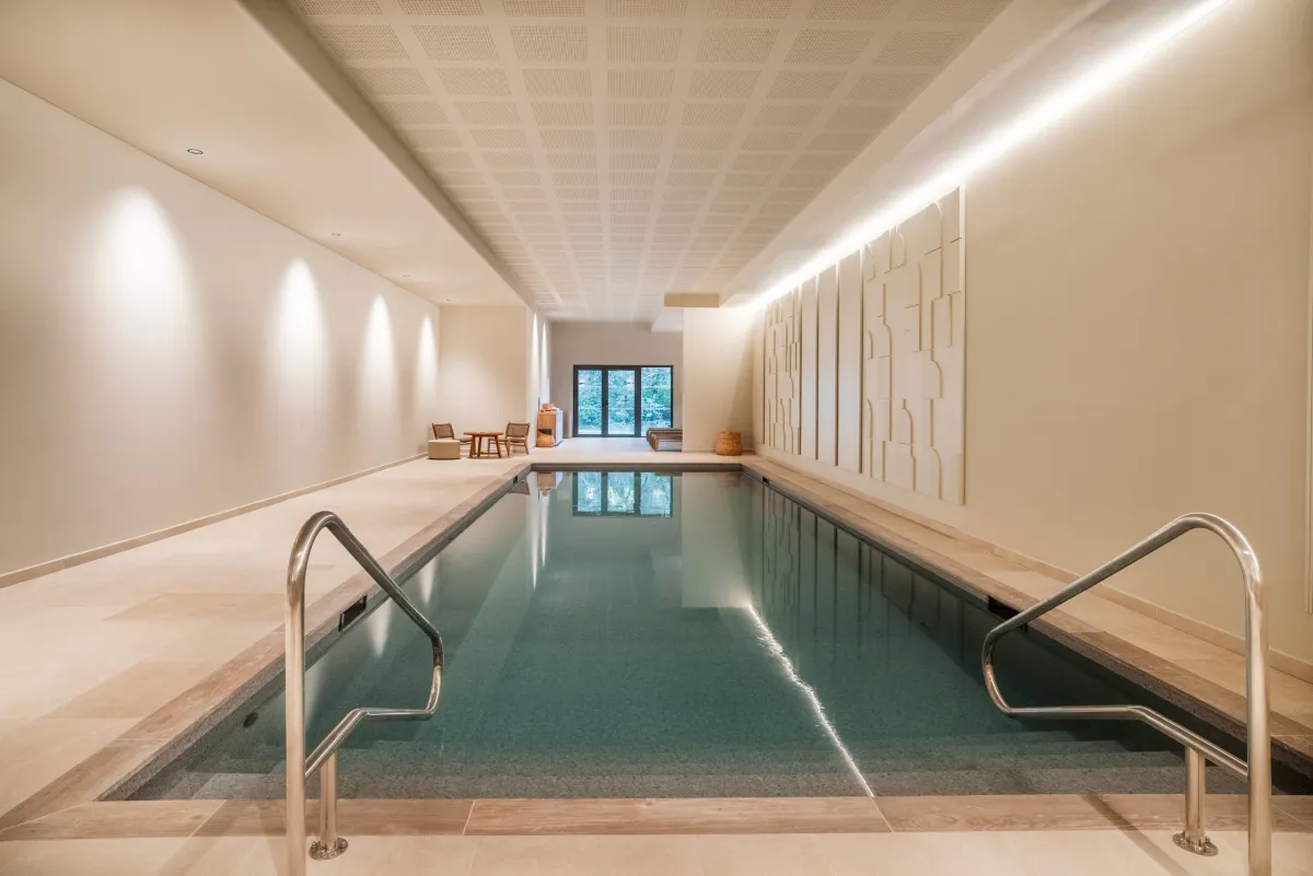 Bassin intérieur chauffé du spa du Set Club